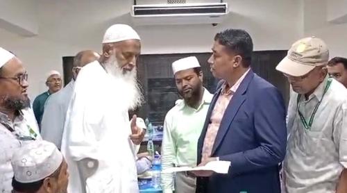 আশকোনা হজ ক্যাম্পে হঠাৎ ধর্মমন্ত্রী, মশার উপদ্রবের অভিযোগ হাজিদের