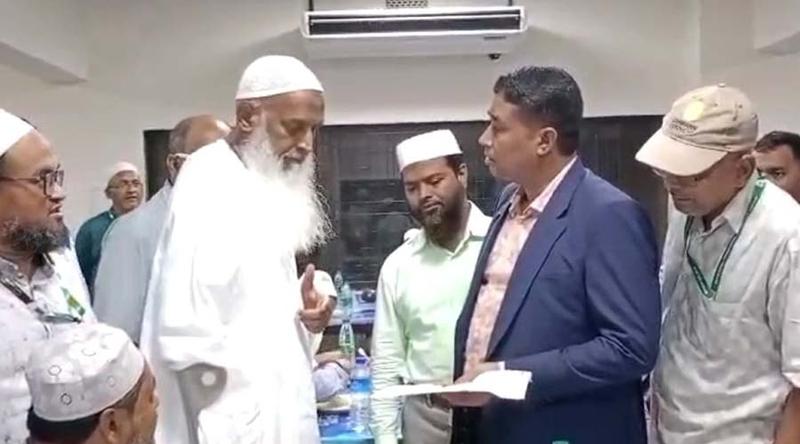 আশকোনা হজ ক্যাম্পে হঠাৎ ধর্মমন্ত্রী, মশার উপদ্রবের অভিযোগ হাজিদের