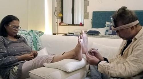 ক্যানসারের যন্ত্রণা ভুলে স্ত্রীর পায়ের যত্নে ইরফান, ভাইরাল সেই ছবি