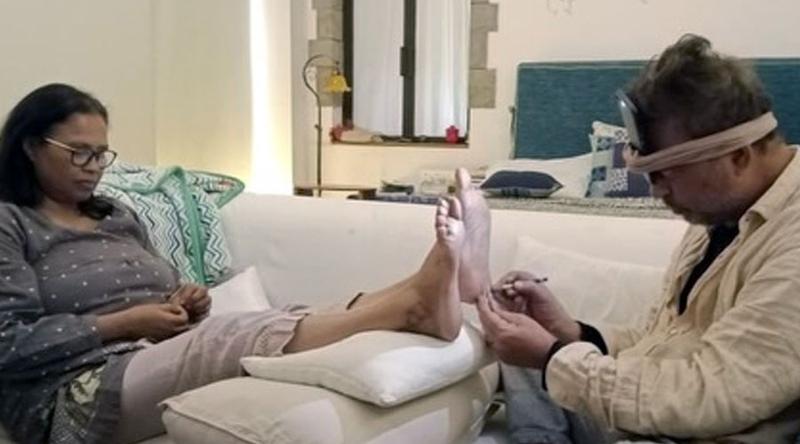 ক্যানসারের যন্ত্রণা ভুলে স্ত্রীর পায়ের যত্নে ইরফান, ভাইরাল সেই ছবি