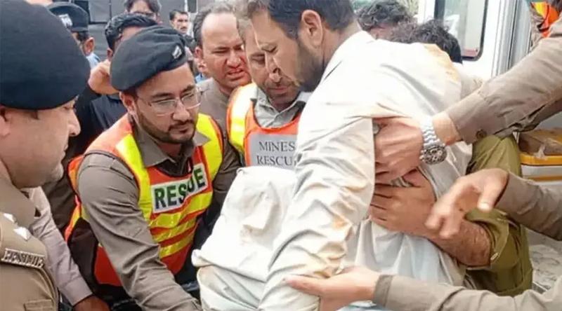 পাকিস্তানে ধ্বংসস্তূপ থেকে ১৭ দিন পর শ্রমিককে জীবিত উদ্ধার