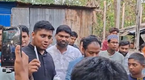 লোডশেডিংয়ের প্রতিবাদে মোমবাতি বিতরণ করলেন হাসনাত আব্দুল্লাহ