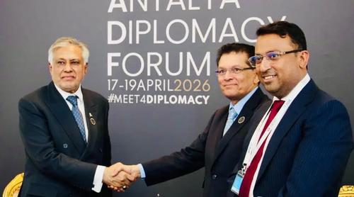 তুরস্কে বাংলাদেশ-পাকিস্তানের পররাষ্ট্রমন্ত্রীর সৌজন্য সাক্ষাৎ