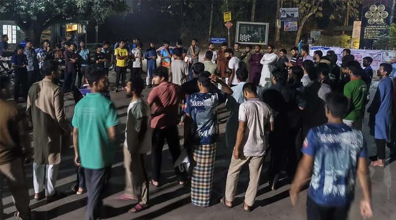 স্থানীয়দের হামলায় চবির চার শিক্ষার্থী আহত, প্রতিবাদে চাকসুর বিক্ষোভ