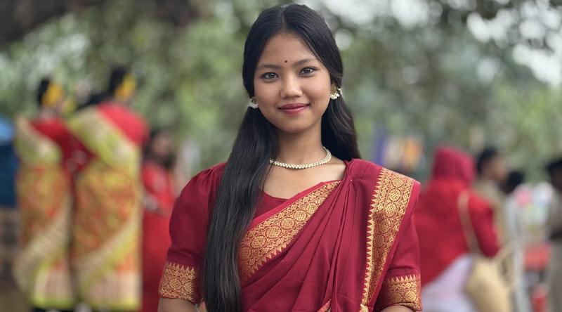 গানে প্রশংসা কুড়াচ্ছেন ঠাকুরগাঁওয়ের মনামি রায়