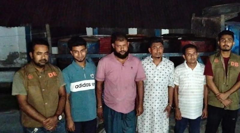 নোয়াখালীতে অবৈধভাবে ১৪০০ লিটার ডিজেল মজুত, আটক ৪