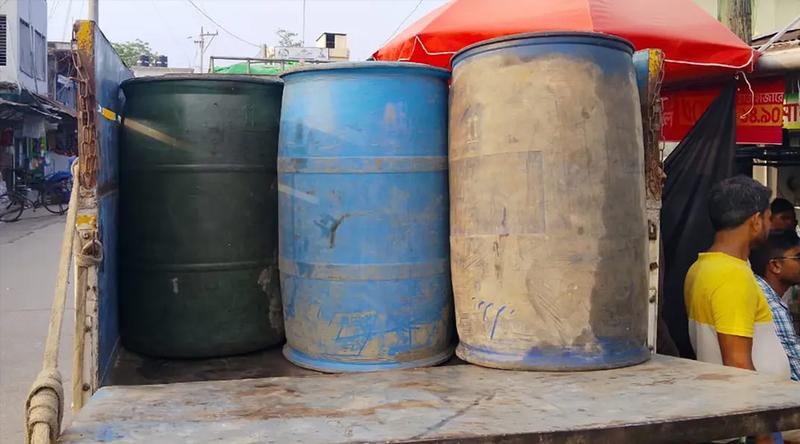 বরিশালে ৩২০০ লিটার জ্বালানি তেল মজুত, ব্যবসায়ীকে জরিমানা