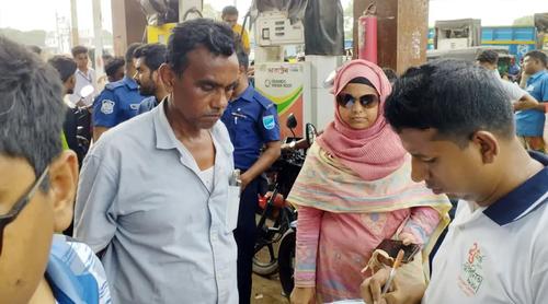বৈধ কাগজপত্র ছাড়া তেল নিতে আসা ৮ মোটরসাইকেল চালককে জরিমানা