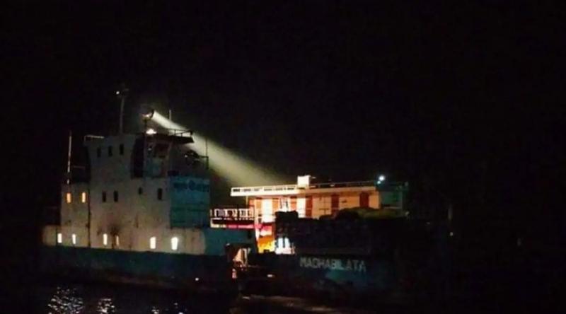 কালবৈশাখী ঝড়ে দৌলতদিয়া-পাটুরিয়া নৌরুটে ফেরি চলাচল বন্ধ