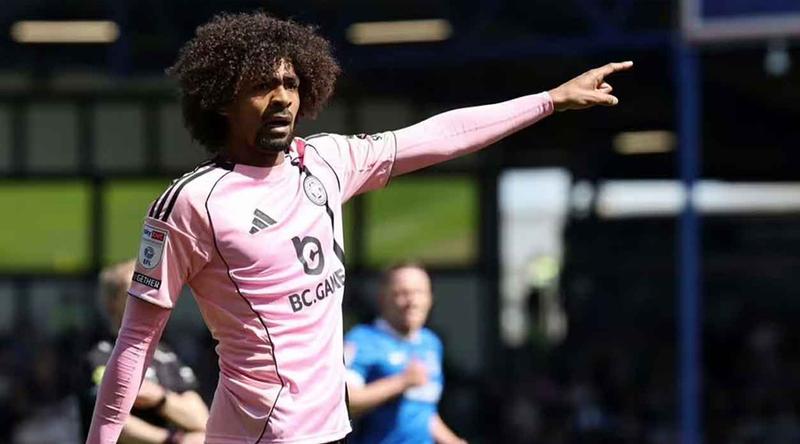 হামজাকে দর্শকের আপত্তিকর মন্তব্য, প্রতিবাদ করায় পেলেন কার্ড