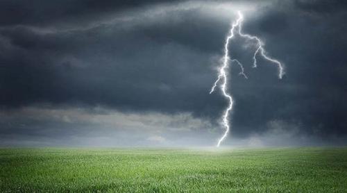 বজ্রপাত থেকে রক্ষা পেতে কী করবেন?