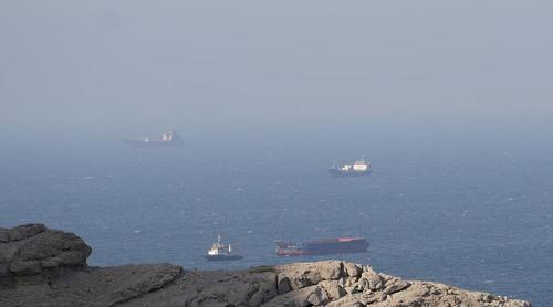 হরমুজে ফি দিয়ে জাহাজ চলাচলের সুযোগও বন্ধ করলো ইরান, নিষেধাজ্ঞা না মানলে হামলা