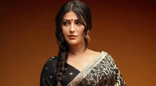 মুম্বাইয়ের রাস্তায় মেজাজ হারালেন শ্রুতি