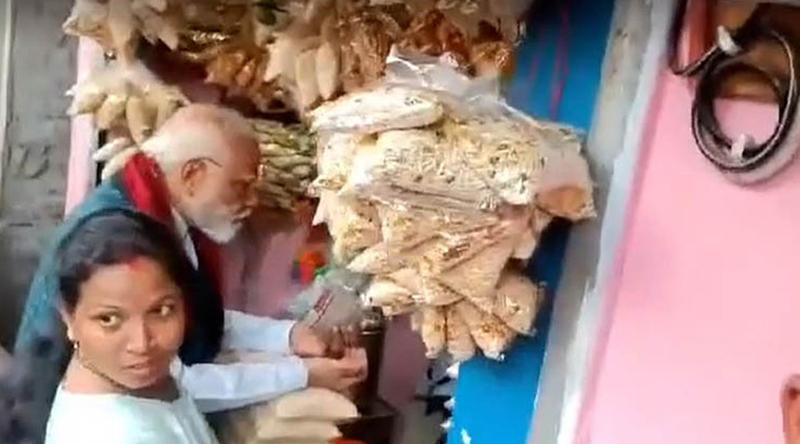 সড়কের পাশে দাঁড়িয়ে ১০ টাকার ঝালমুড়ি কিনে খেলেন মোদি