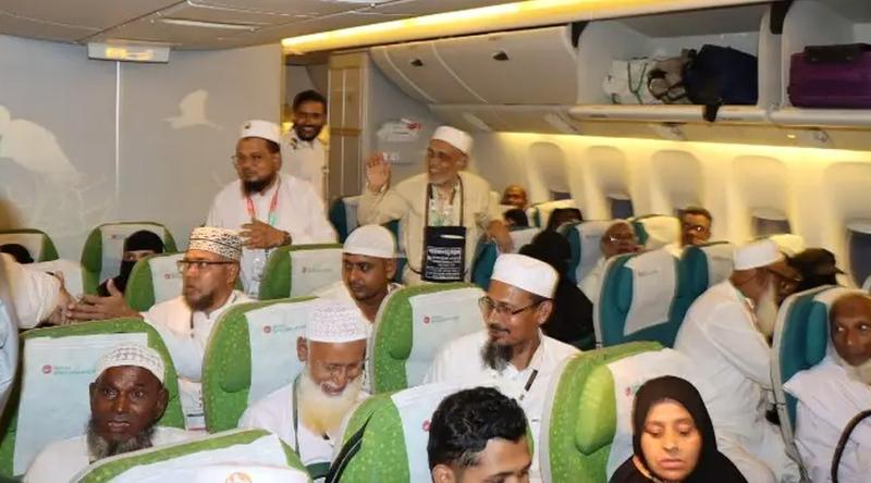 চট্টগ্রাম থেকে হজের প্রথম ফ্লাইটে সৌদি গেলেন ৩৭১ যাত্রী