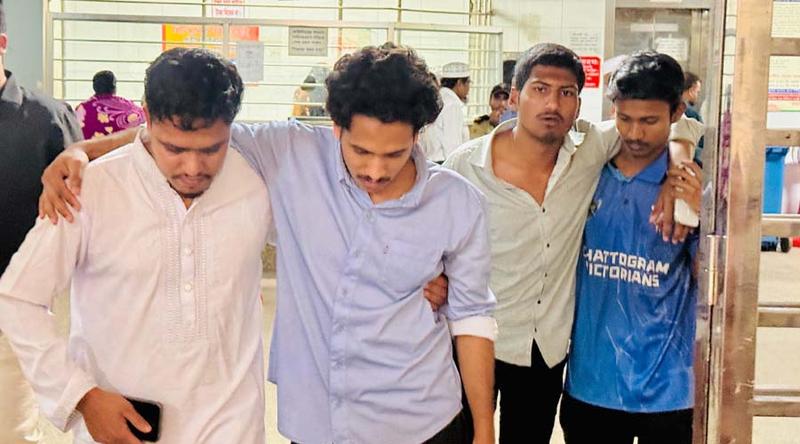 সংঘর্ষের ভিডিও করায় দুই সাংবাদিককে রড দিয়ে পেটালো ছাত্রদল