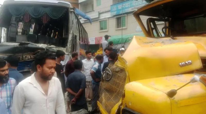 টাঙ্গাইলে বাস-ট্রাক মুখোমুখি সংঘর্ষে প্রাণ গেল ২ জনের