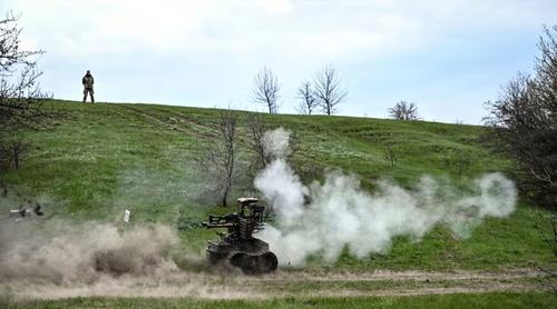 মানব সৈন্যের বদলে যুদ্ধক্ষেত্রে রোবট পাঠাচ্ছে ইউক্রেন