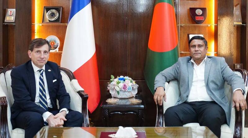 প্রতিরক্ষা উপদেষ্টার সঙ্গে ফরাসি রাষ্ট্রদূতের সৌজন্য সাক্ষাৎ