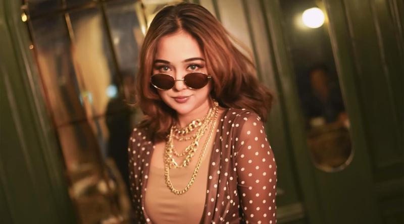 চমকের বাহারি স্টাইলে মুগ্ধ ভক্তরা