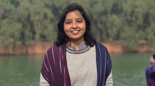 মানসুরাকে এমপি পদে মনোনয়ন দেওয়ায় মিষ্টি বিতরণ