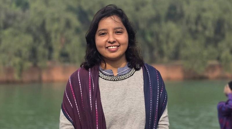 মানসুরাকে এমপি পদে মনোনয়ন দেওয়ায় মিষ্টি বিতরণ