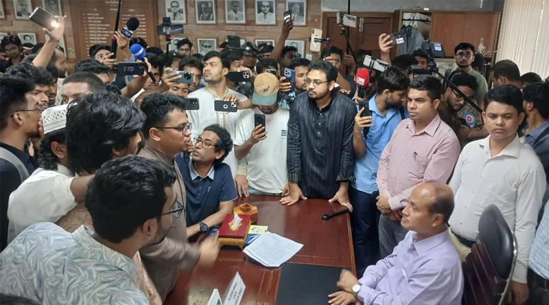 ঢাবিতে মেয়াদোত্তীর্ণ ৩৬ ছাত্রদল নেতাকে সিট দিয়ে তোপের মুখে প্রশাসন