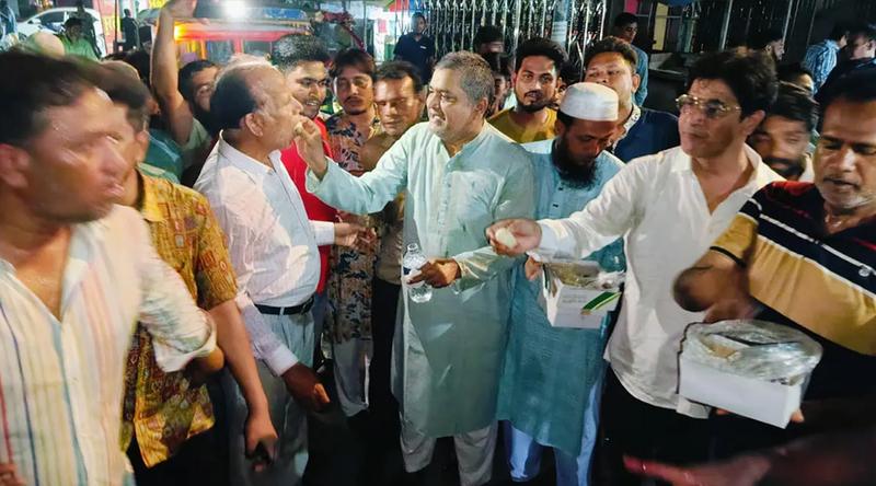 নিলোফার চৌধুরী মনি মনোনয়ন পাওয়ায় জামালপুরে মিষ্টি বিতরণ