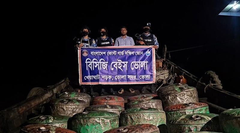 ভোলায় ট্রলার থেকে ৪ হাজার ৪০০ লিটার পেট্রোল জব্দ