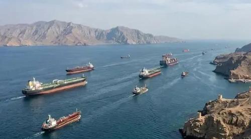 মার্কিন অবরোধ উপেক্ষা করেই হরমুজ অতিক্রম করেছে ইরানের পতাকাবাহী জাহাজ