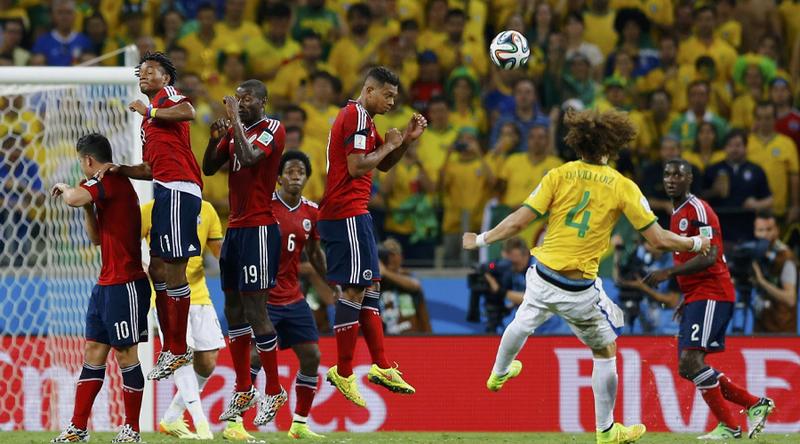 ৩৩ গজ দূর থেকে বুলেট গতির শটে গোল করেছিলেন ডিফেন্ডার ডেভিড লুইজ