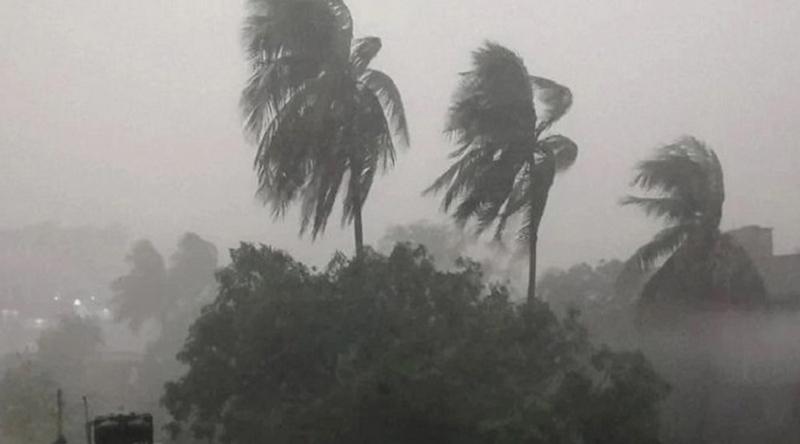 দুপুরের মধ্যে ৩ অঞ্চলে ৬০ কি.মি. বেগে ঝড় ও বজ্রসহ বৃষ্টির আশঙ্কা