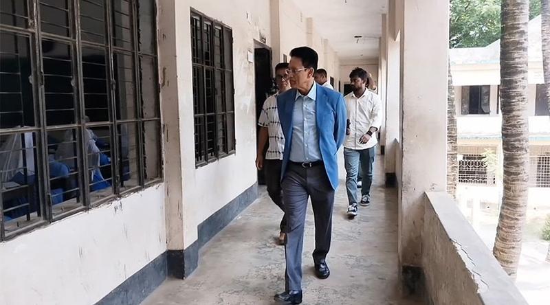 মানিকগঞ্জে আকস্মিক পরীক্ষা কেন্দ্র পরিদর্শনে শিক্ষামন্ত্রী