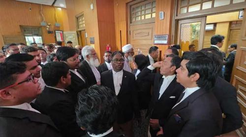 ভার্চুয়াল কোর্ট পরিচালনার সিদ্ধান্ত প্রত্যাহারের দাবিতে আদালতে বিক্ষোভ