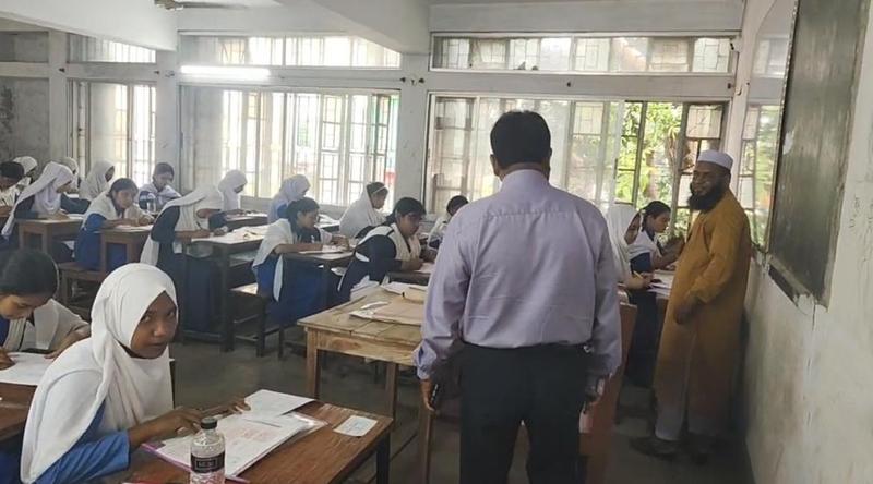 মন্ত্রীর নির্দেশ অমান্য করে পরীক্ষার হলে এমপি সেলিম ভূঁইয়া, করলেন ফেসবুক লাইভও