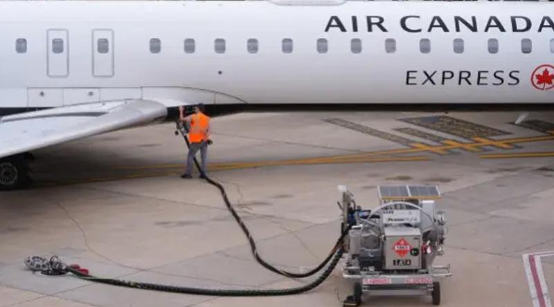 ইরান যুদ্ধের জেরে বিশ্বজুড়ে ফুরিয়ে আসছে উড়োজাহাজের জ্বালানি