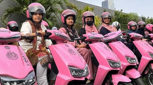 পাকিস্তানে জনপ্রিয় হচ্ছে নারীদের বিনামূল্যের ‘গোলাপি স্কুটি’