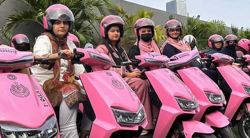 পাকিস্তানে জনপ্রিয় হচ্ছে নারীদের বিনামূল্যের ‘গোলাপি স্কুটি’
