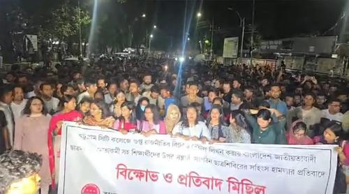 চট্টগ্রামে ছাত্রদল-শিবির সংঘর্ষের প্রতিবাদে ঢাবিতে ছাত্রদলের বিক্ষোভ