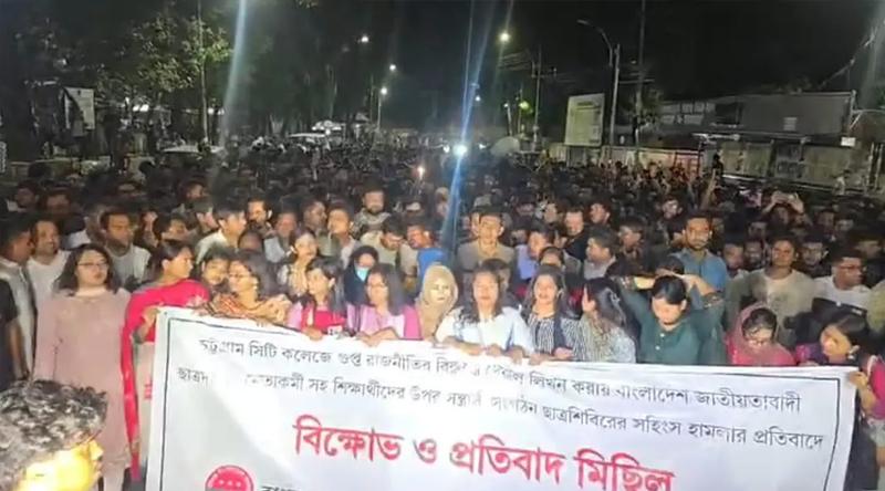 চট্টগ্রামে ছাত্রদল-শিবির সংঘর্ষের প্রতিবাদে ঢাবিতে ছাত্রদলের বিক্ষোভ