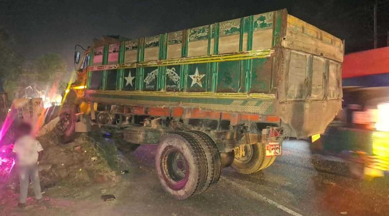 টাঙ্গাইলে দাঁড়িয়ে থাকা ট্রাকের পেছনে অন্য ট্রাকের ধাক্কা, নিহত ১