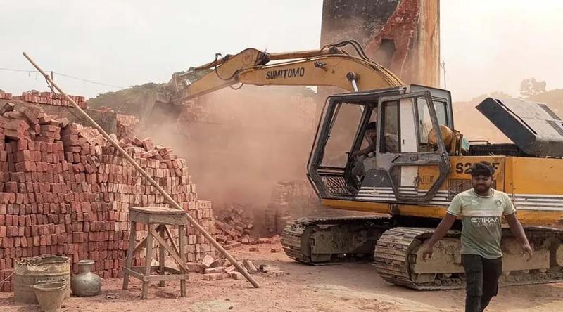 শরীয়তপুরে প্রাথমিক বিদ্যালয়ের কাছে অবৈধ ইটভাটা, মালিককে ১ লাখ টাকা জরিমানা