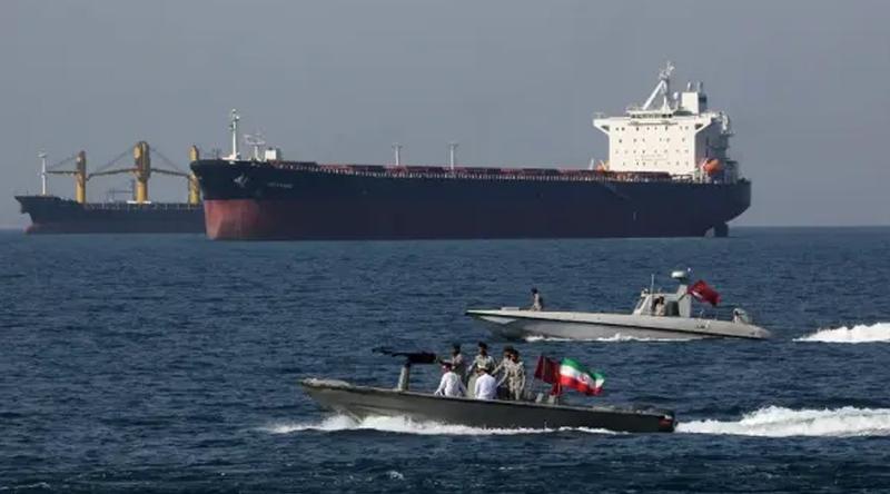 হরমুজ প্রণালির কাছে কন্টেইনার জাহাজে ইরানের হামলা
