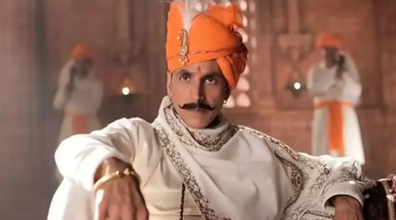 চার বছর পর নকল গোঁফ বিতর্কে মুখ খুললেন অক্ষয়