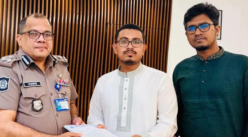 পুলিশের সামনে চাপাতি-হকিস্টিক নিয়ে হামলা করেছে ছাত্রদল, অভিযোগ সাদিক কায়েমের