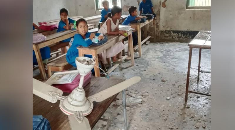 দেবিদ্বারে ক্লাস চলাকালে বৈদ্যুতিক ফ্যানসহ খসে পড়ল ছাদের পলেস্তারা
