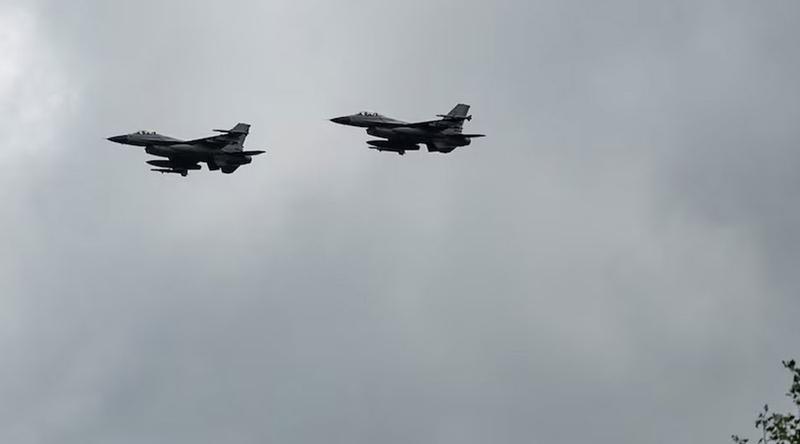 ছবি তুলছিল পাইলট, মাঝ আকাশে ২ যুদ্ধবিমানের মধ্যে সংঘর্ষ