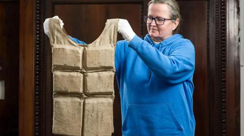 রেকর্ড দামে বিক্রি হলো টাইটানিকের লাইফ জ্যাকেট