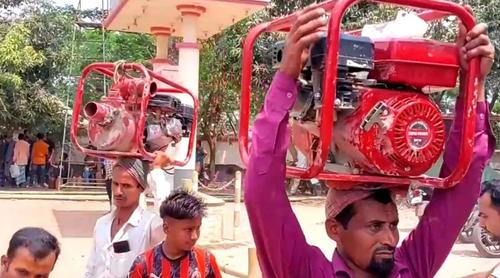তেলের জন্য শ্যালো ইঞ্জিন মাথায় নিয়ে পাম্পে কৃষক, ভিডিও ভাইরাল