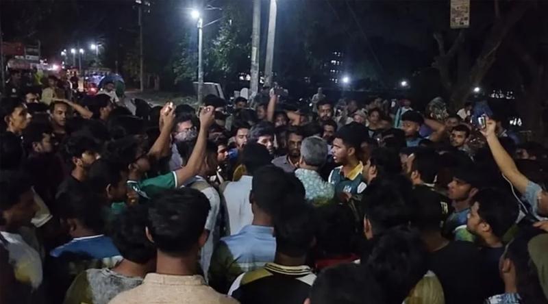 হালিমে মাছি পাওয়ায় হোটেল কর্মচারীকে বাটি ছুড়ে মারলেন জাকসু নেতা